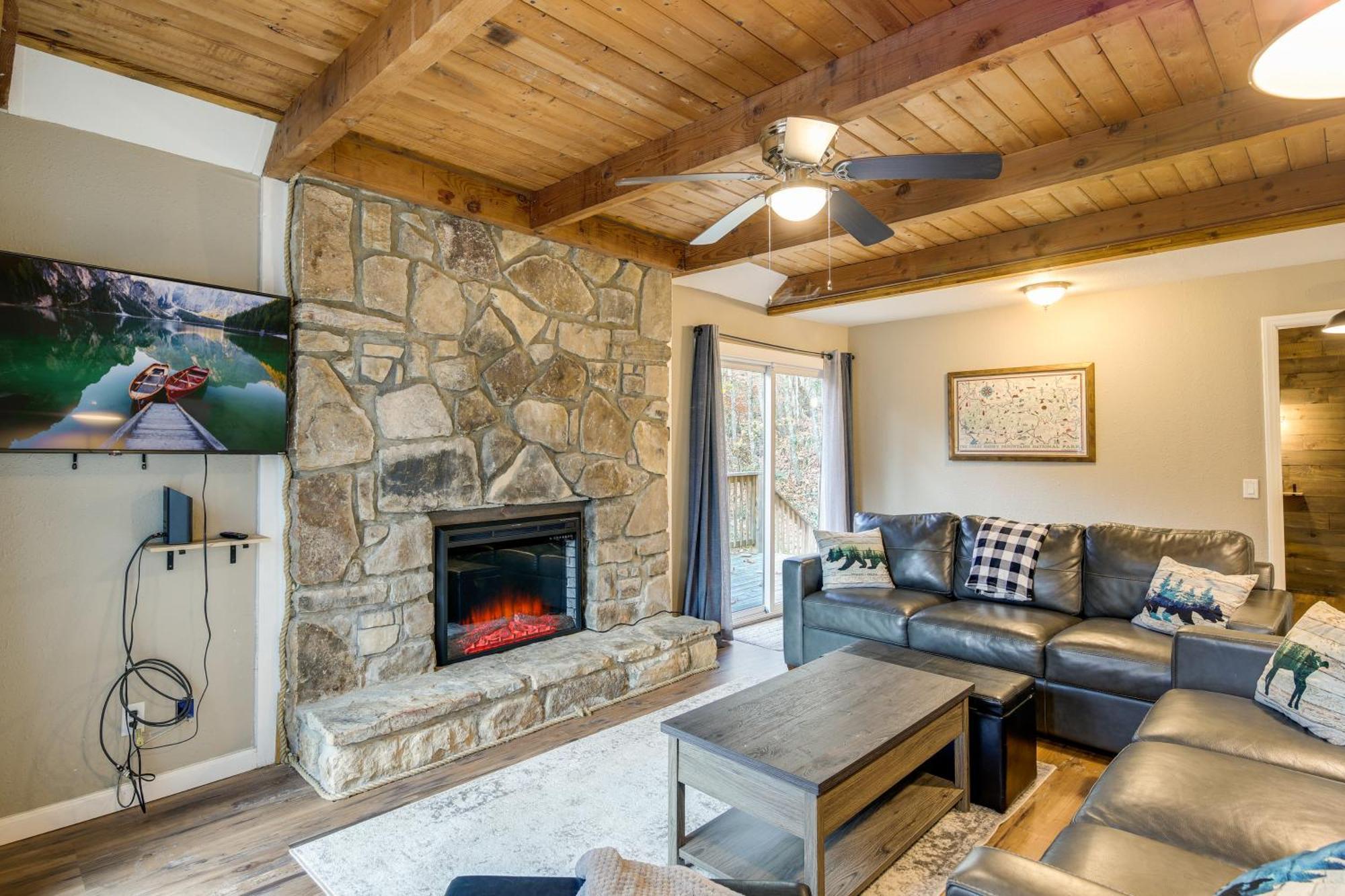 Updated Cobbly Nob Resort Home With Hot Tub! Gatlinburg Eksteriør billede
