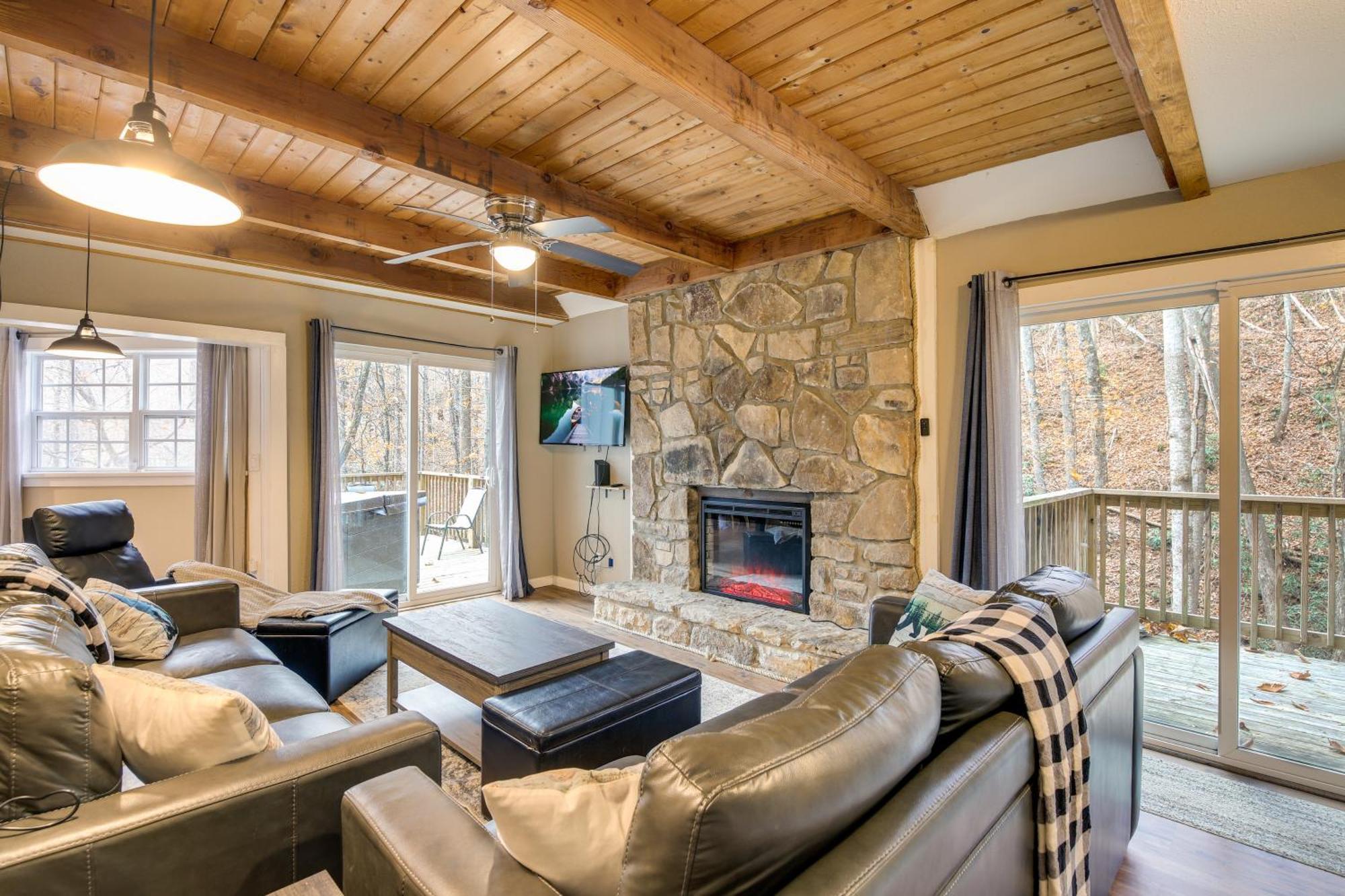 Updated Cobbly Nob Resort Home With Hot Tub! Gatlinburg Eksteriør billede