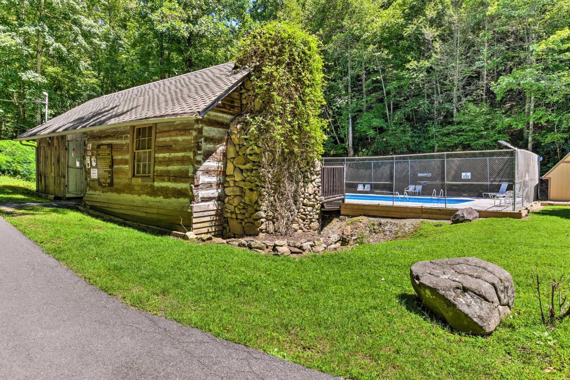 Updated Cobbly Nob Resort Home With Hot Tub! Gatlinburg Eksteriør billede