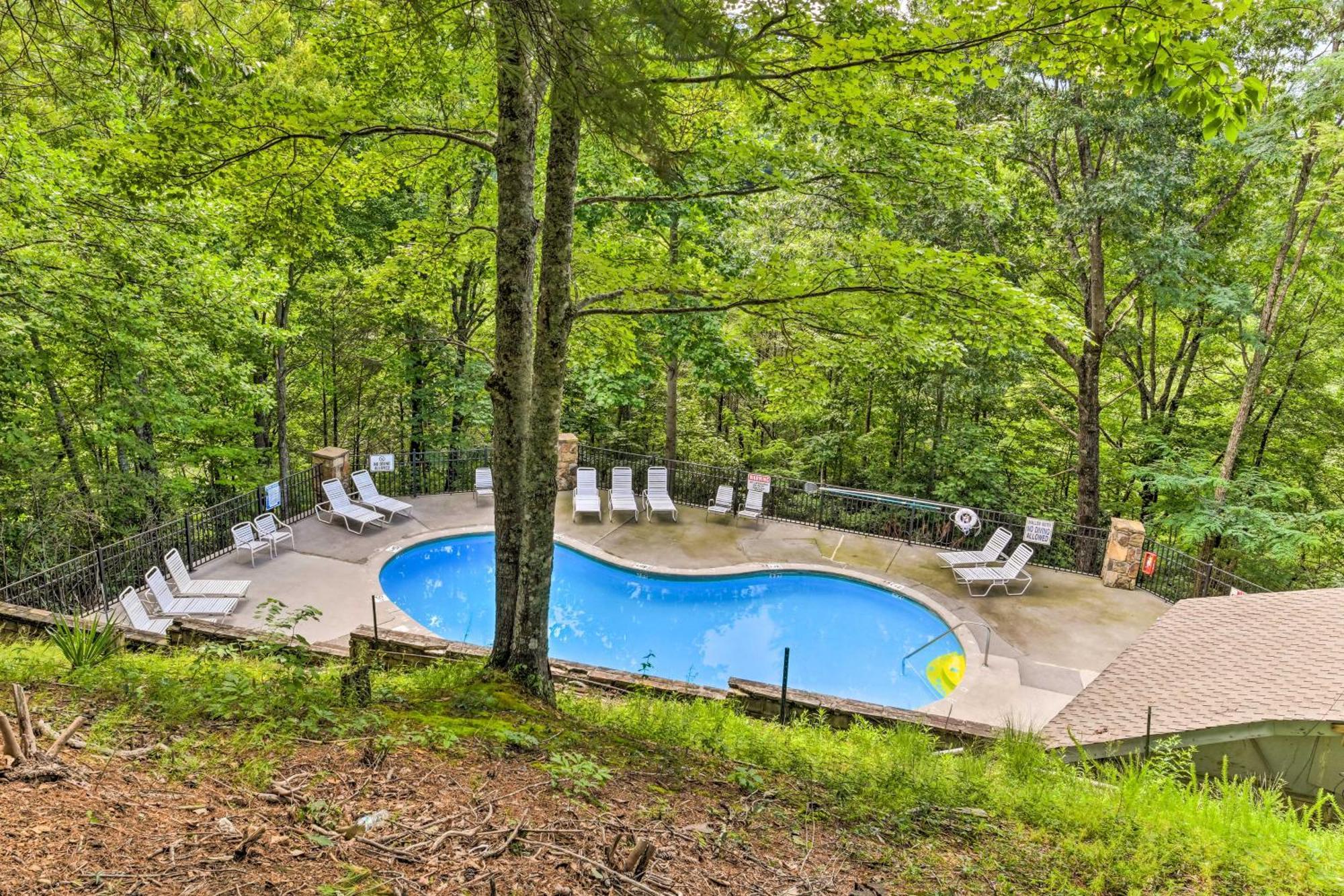 Updated Cobbly Nob Resort Home With Hot Tub! Gatlinburg Eksteriør billede