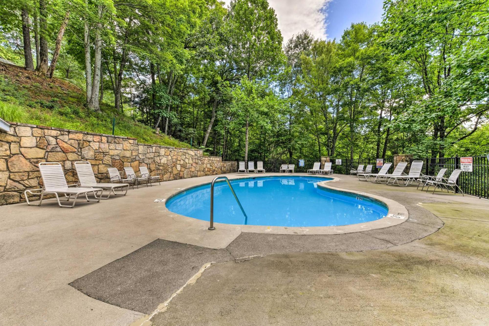 Updated Cobbly Nob Resort Home With Hot Tub! Gatlinburg Eksteriør billede