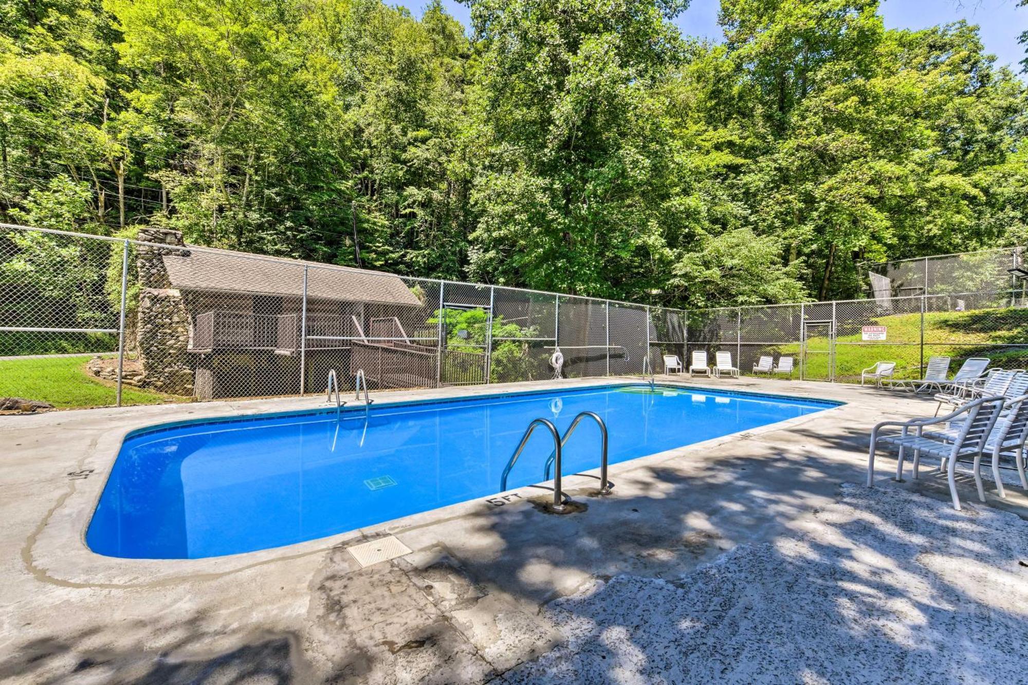 Updated Cobbly Nob Resort Home With Hot Tub! Gatlinburg Eksteriør billede