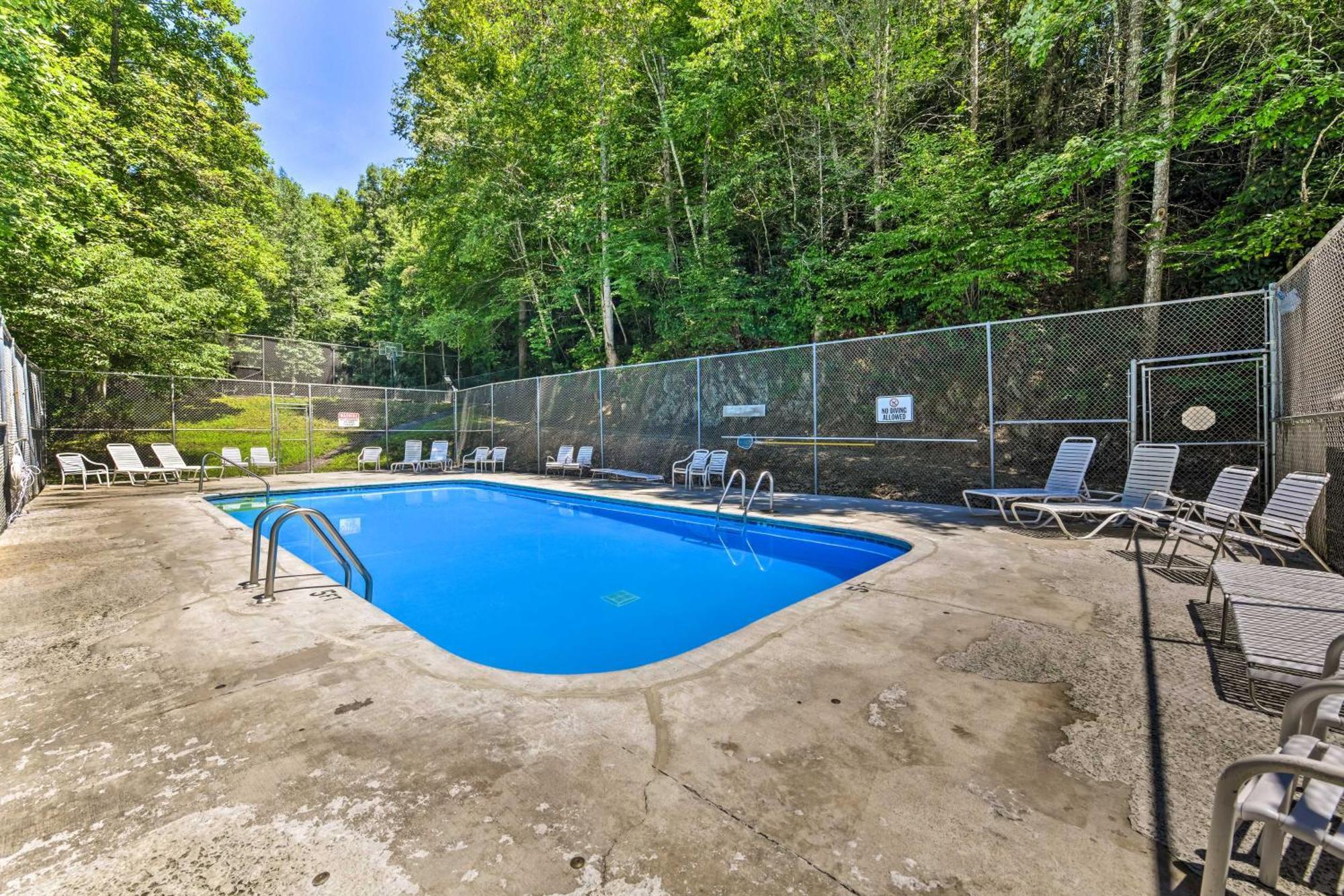 Updated Cobbly Nob Resort Home With Hot Tub! Gatlinburg Eksteriør billede