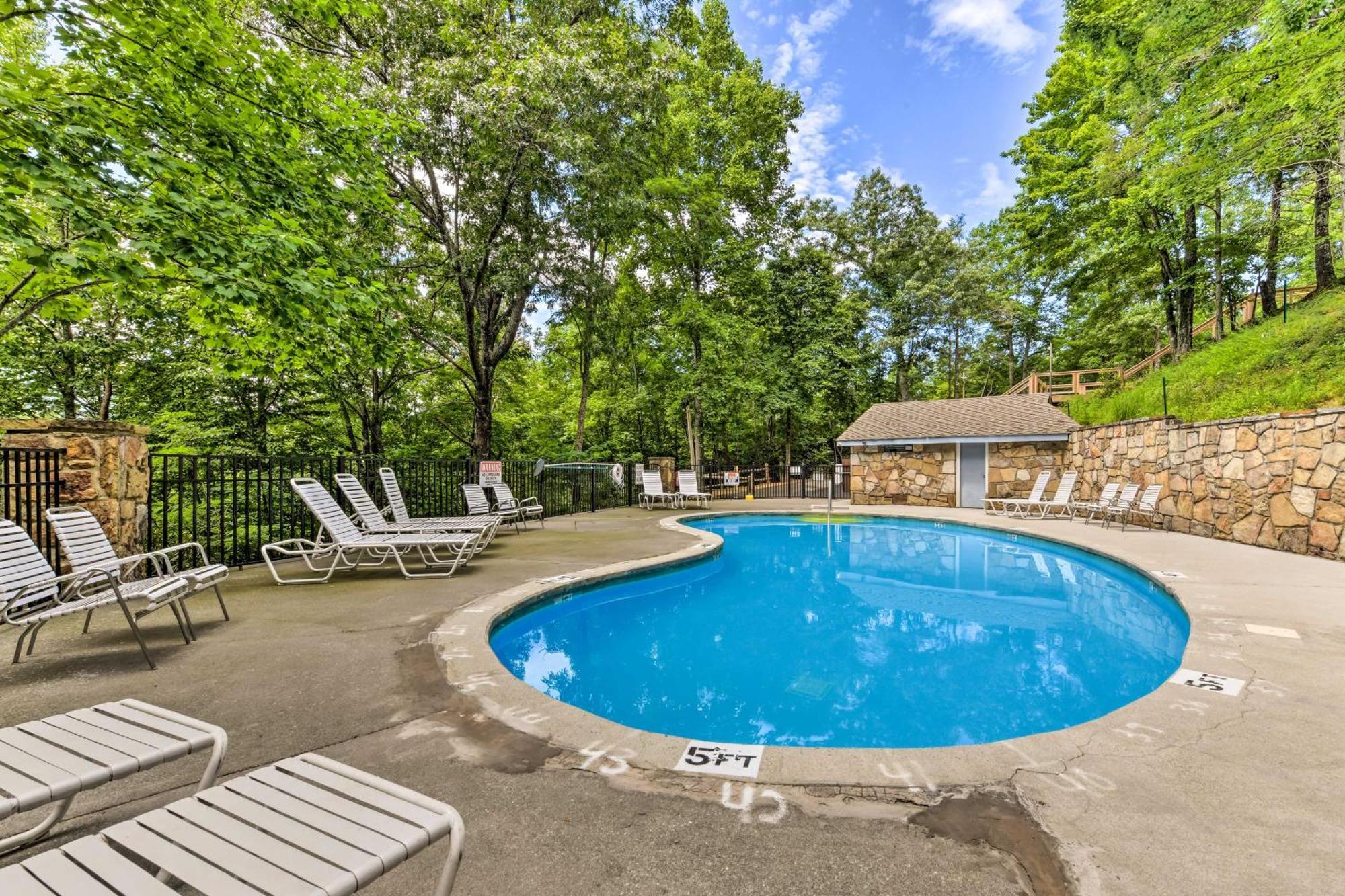 Updated Cobbly Nob Resort Home With Hot Tub! Gatlinburg Eksteriør billede